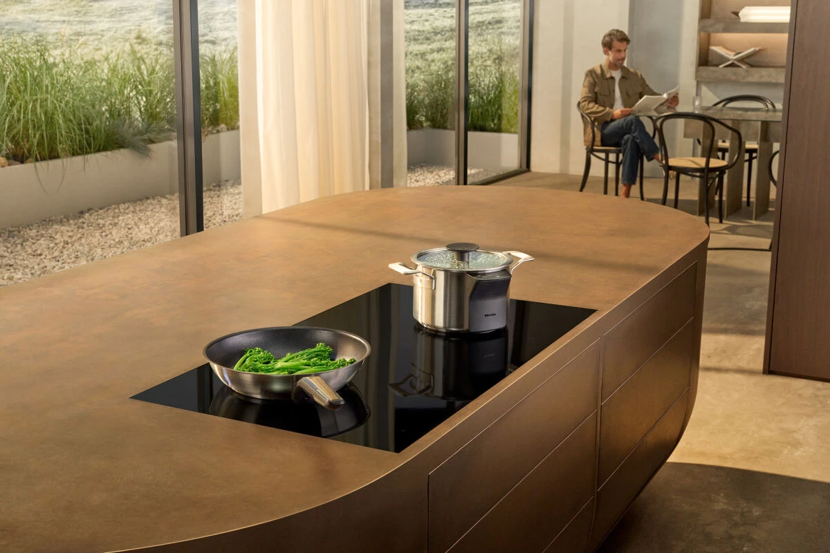Nothing burns. Nothing boils over. This leaves more time for other things. The new cooking system consisting of the Miele KM 8000 induction hob and M Sense cookware measures the temperature and regulates the power independently and conveniently.