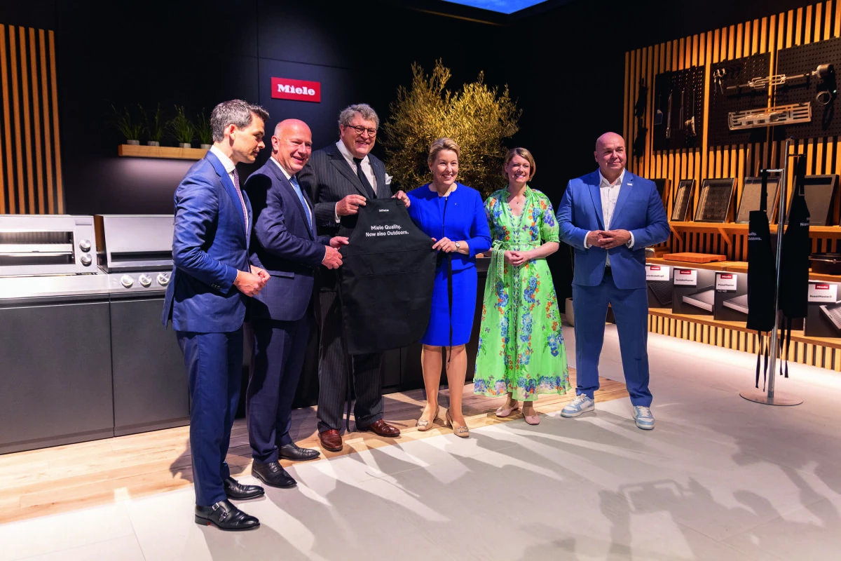 The future is within reach: (from left) Christoph Ploß, Kai Wegner, Dr. Reinhard Zinkann (Miele), 
Franziska Giffey, Dr. Sara Warneke and Leif Lindner on a press tour of IFA