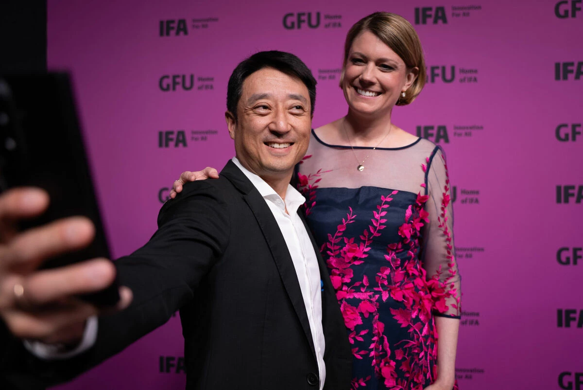 Man-Young Kim (Executive Vice President & Managing Director Samsung Electronics), Dr. Sara Warneke (Managing Director GFU) 