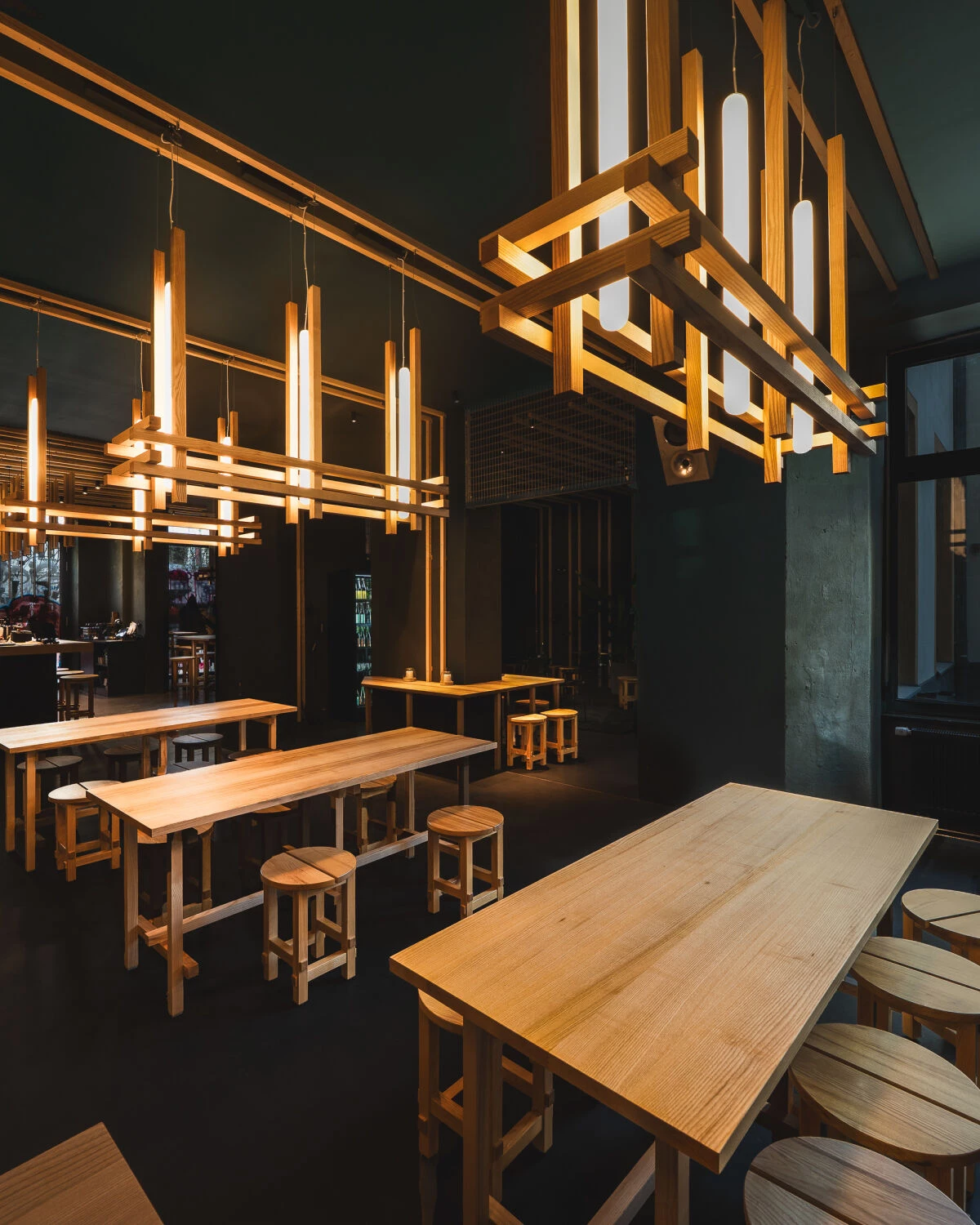 Rei is reshaping Kreuzberg nights with Japanese-inspired comfort food, bold cocktails and a carefully curated sake list. Behind its graffiti-clad façade, karaage chicken, gyoza, and vegan bites meet DJs and live sessions – making late-night dining a full-sensory escape.
Rei Bar, Reichenberger Str. 36, 
10999 Berlin–Kreuzberg
@reibar.berlin