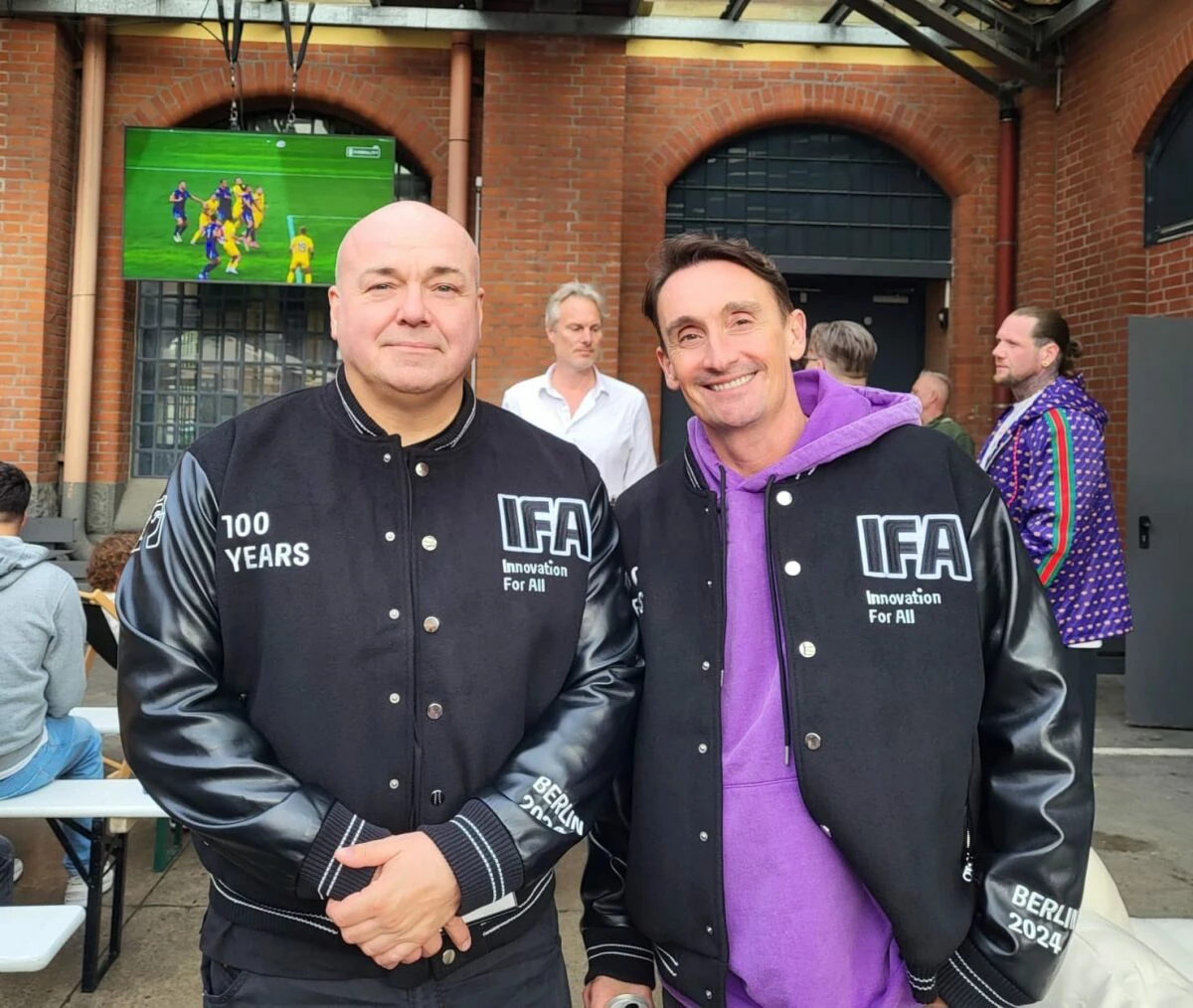 History meets the present: Leif Lindner and Jörg Arntz, CEOs of IFA Management GmbH, wearing the IFA Special Edition bomber jacket