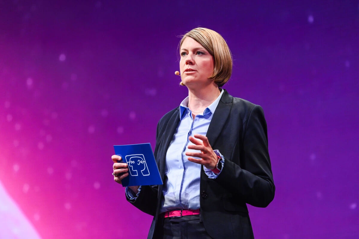 Dr. Sara Warneke, Managing Director GFU, brand owner of IFA and shareholder of IFA Management, welcomes the international press and media representatives from the stage