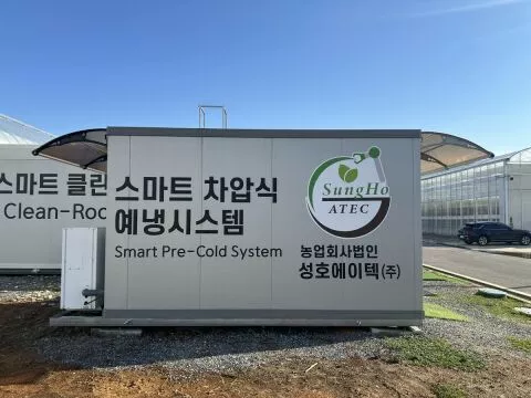 Smart differential pressure pre-cooling system