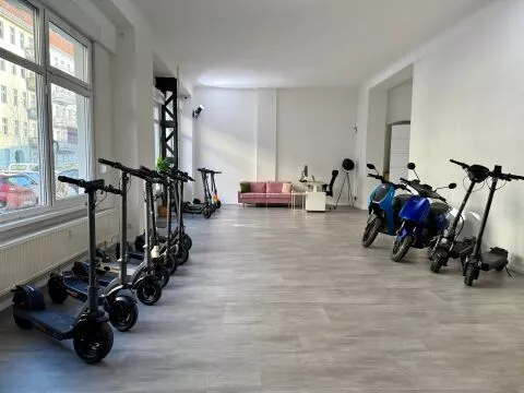 Shop escoomo - E-Scooter & E-Roller - Naugarder Str. 45 - 10409 Berlin-Prenzlauer Berg