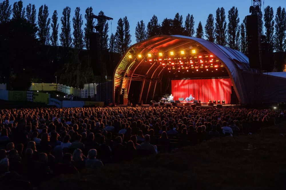 Take off your headphones and dive into the live experience – the IFA Podcast Days bring Germany’s podcast stars to the stage