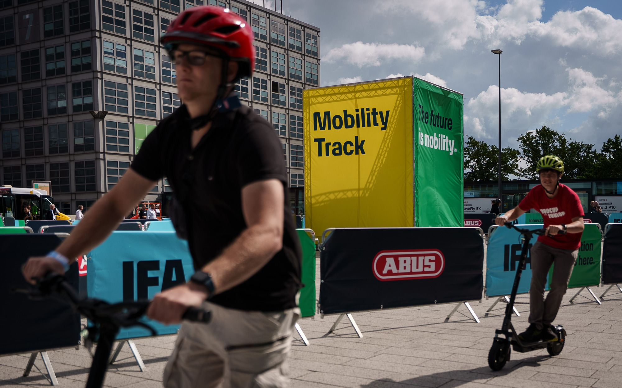 Návštěvníci zkoušejí jízdu na venkovním Mobility Tracku IFA 2026